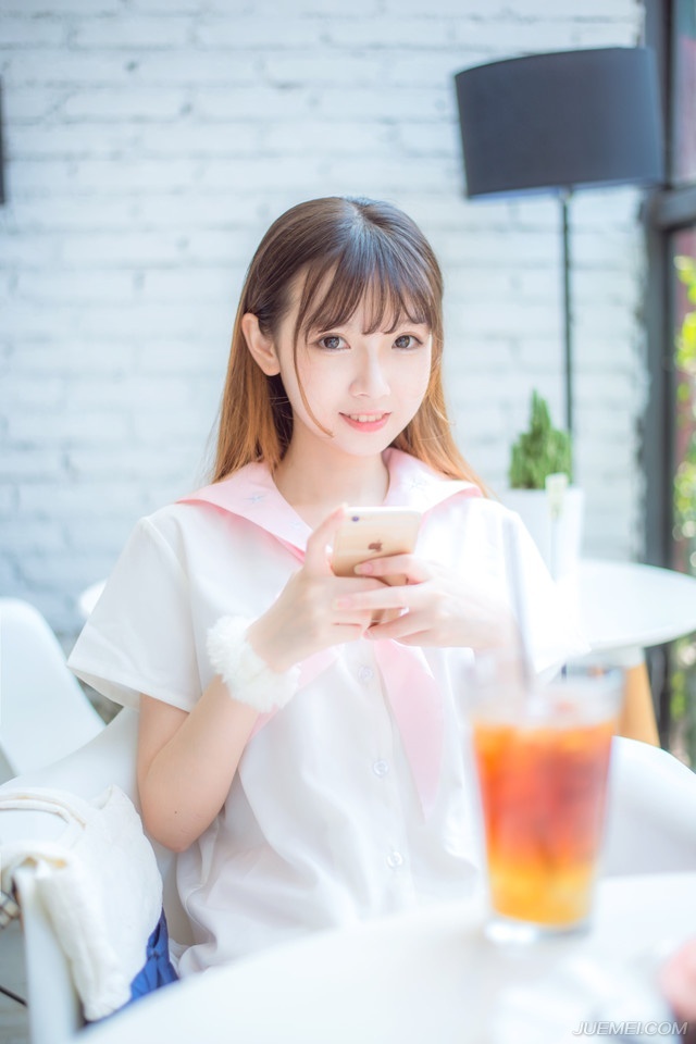 若要结婚，就嫁给一个视你如宝贝的男人，他会宽容你的小毛病，原谅你的不周到;他能照顾你，仿佛你是他的小妹妹;他能溺爱你，仿佛你是他的小宠物;他能赶走你偶尔冒出来的坏情绪，他能抱着你睡觉，给你做枕头，冬天不嫌你冷，夏天不嫌你热。